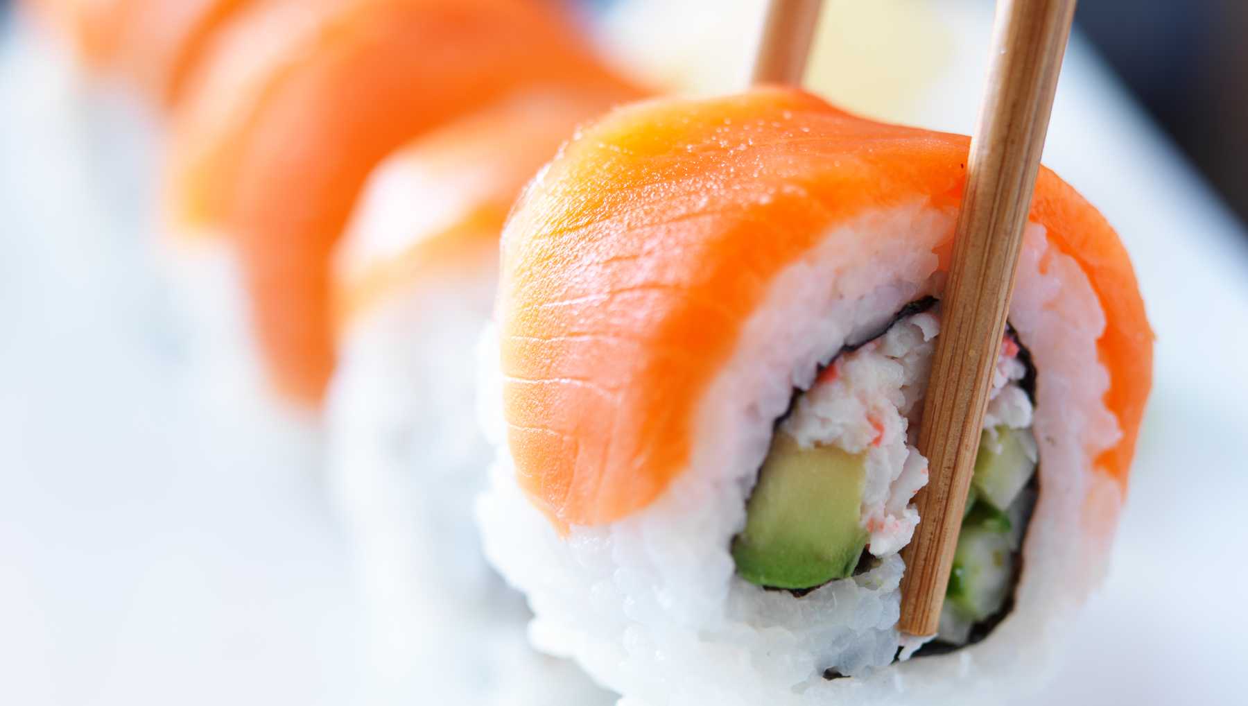 Sushi de salmón y aguacate