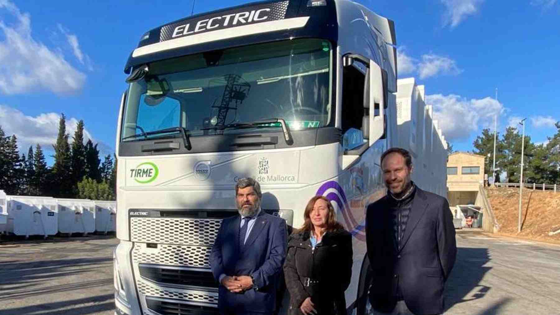 Pedro Bestard, Antonio Pons y Margalida Roig, junto a la nueva tractora eléctrica.