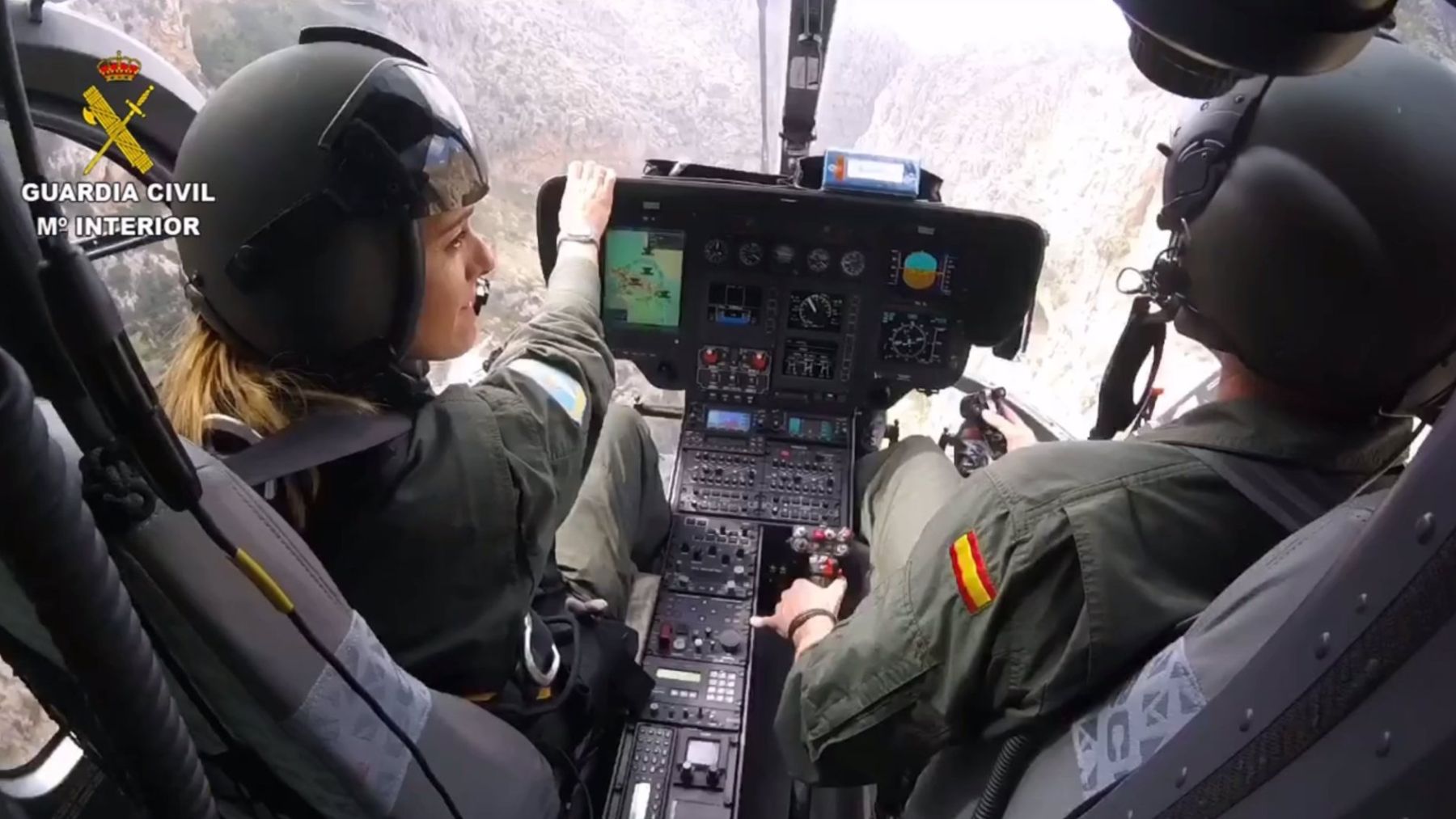 Agentes en helicóptero de la Guardia Civil, durante el dispositivo de búsqueda del menor desaparecido en Sant Llorenç.