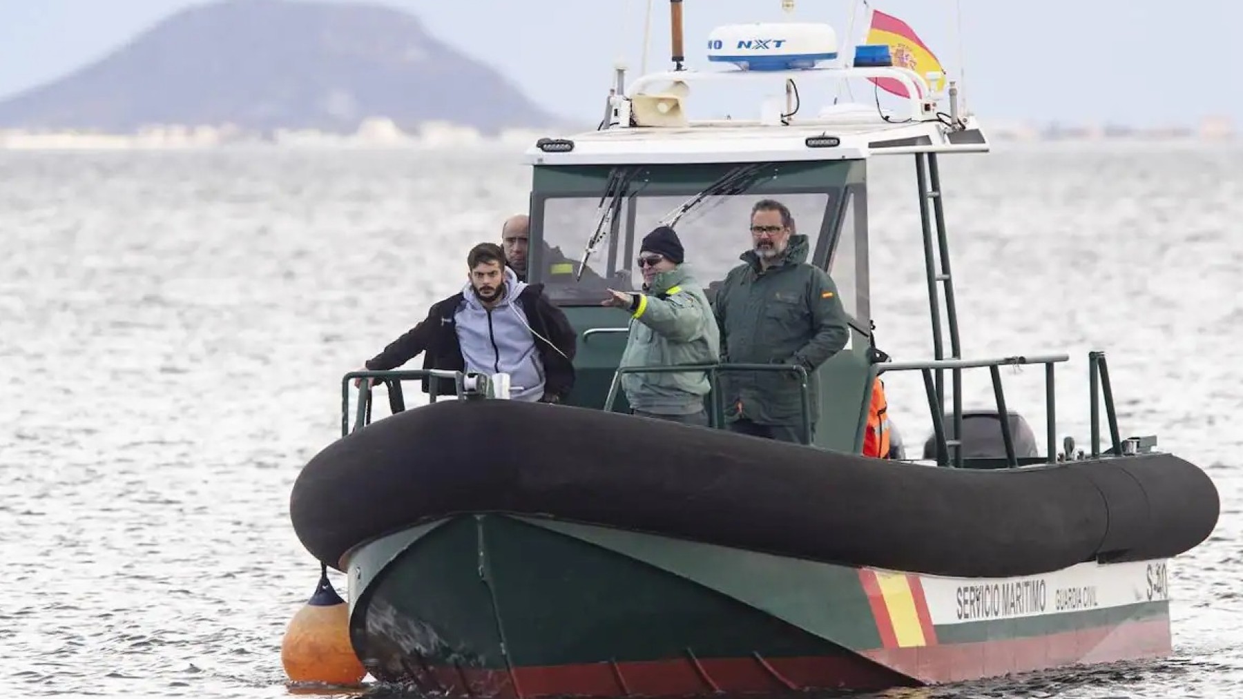 Los buzos de la Guardia Civil recuperan el cuerpo del joven ahogado en el Mar Menor