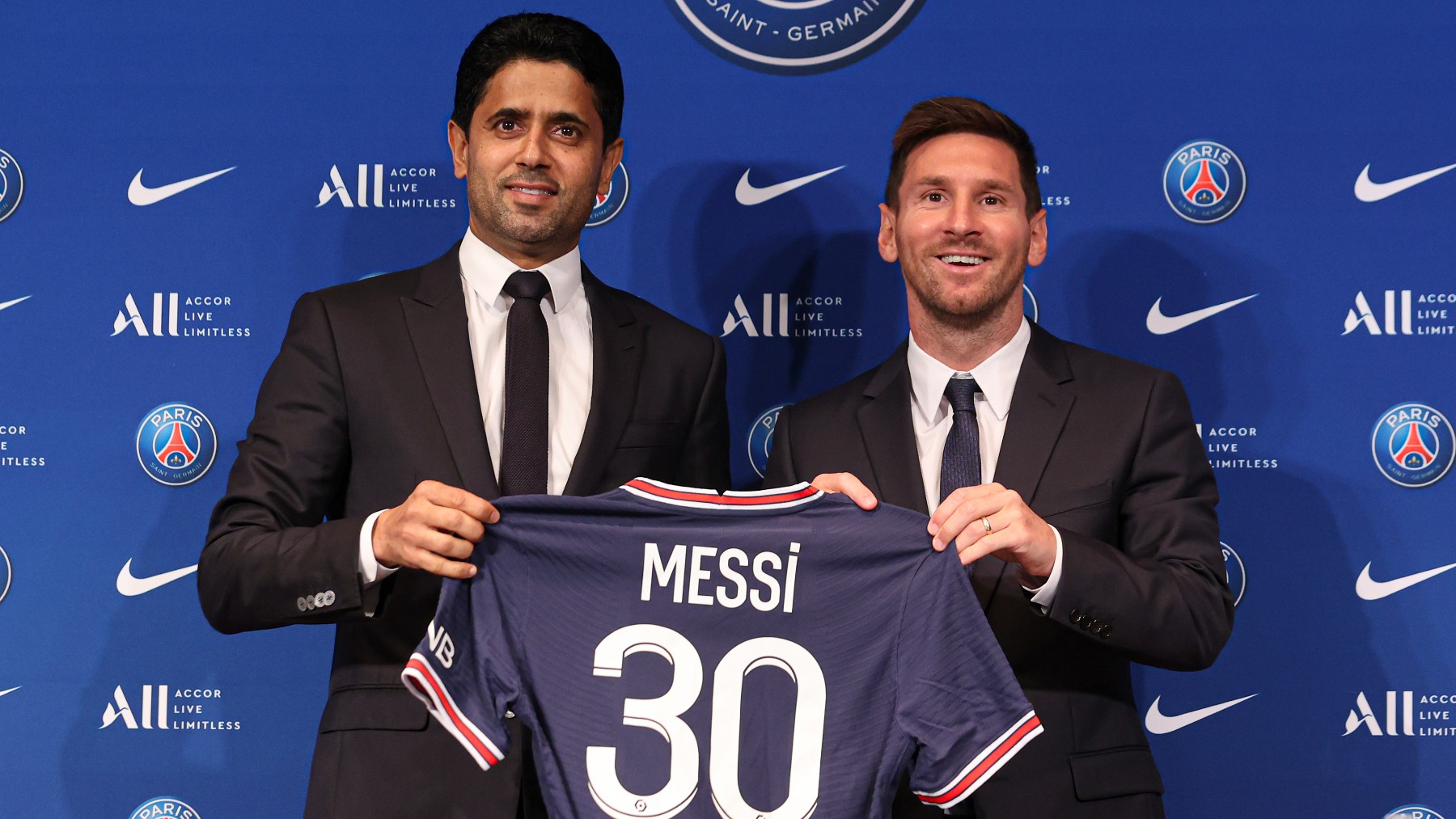 Al Khelaifi y Messi, en su presentación con el PSG. (Getty)