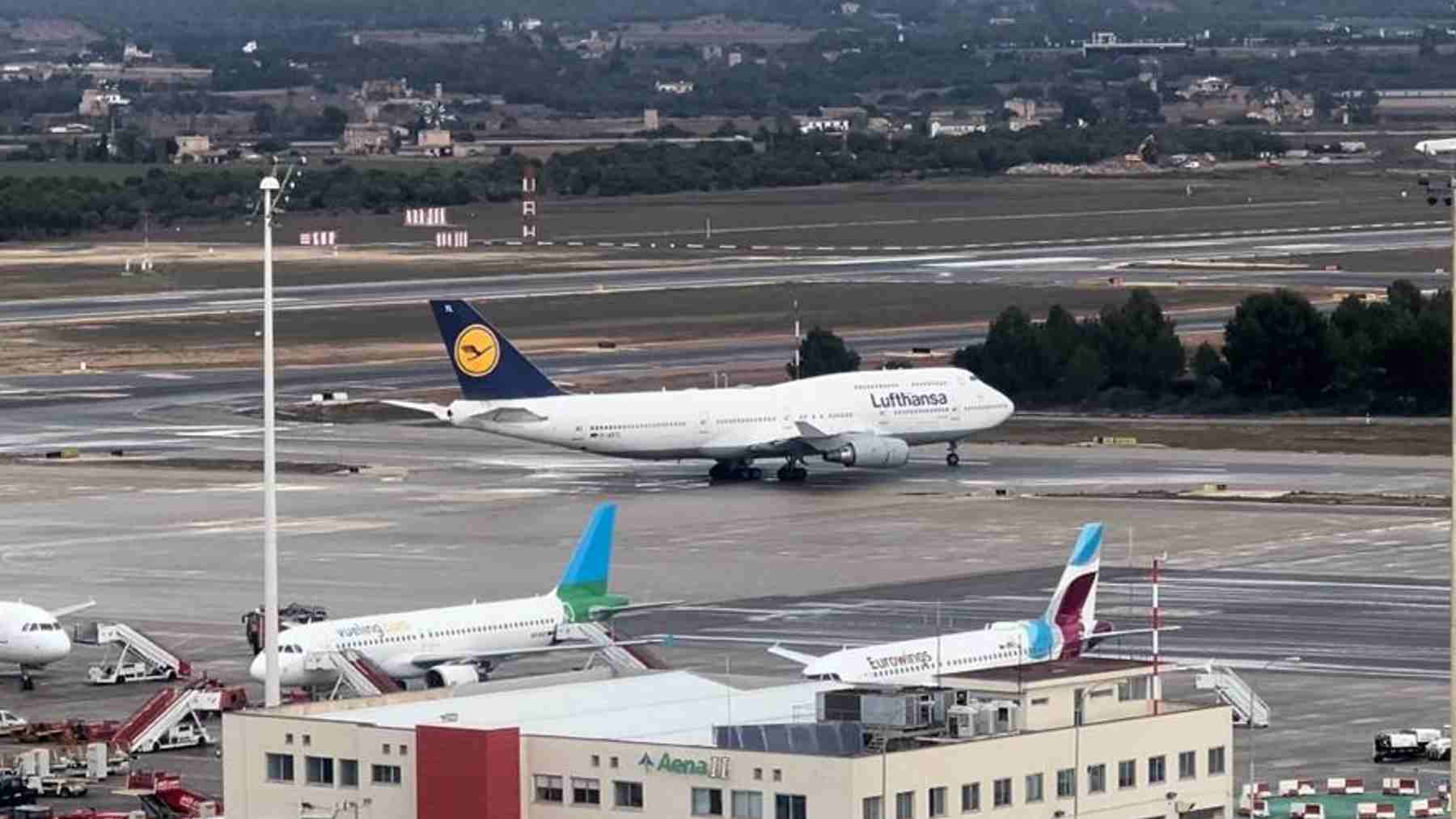 El avión de Lufthansa que ha tenido que aterrizar en Palma por una emergencia médica. A. PLANELLS
