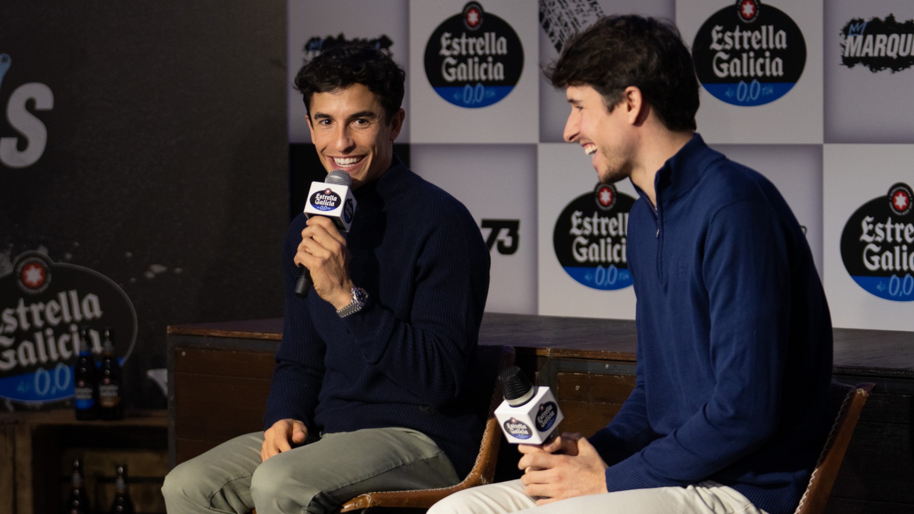 Marc Márquez y su hermano Álex durante el evento con Estrella Galicia 0,0. (Estrella Galicia)