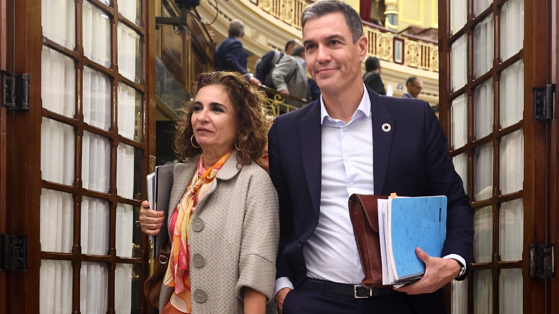 Pedro Sánchez junto a la vicepresidenta primera María Jesús Montero.