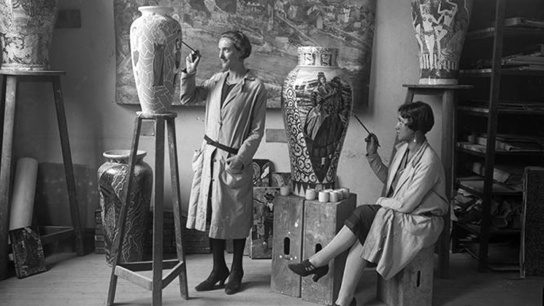 Mujeres decorando objetos de alfarería en la Escuela de Cerámica de Francisco Abril. 1928. ARCM. Fondo Gerardo Contreras.