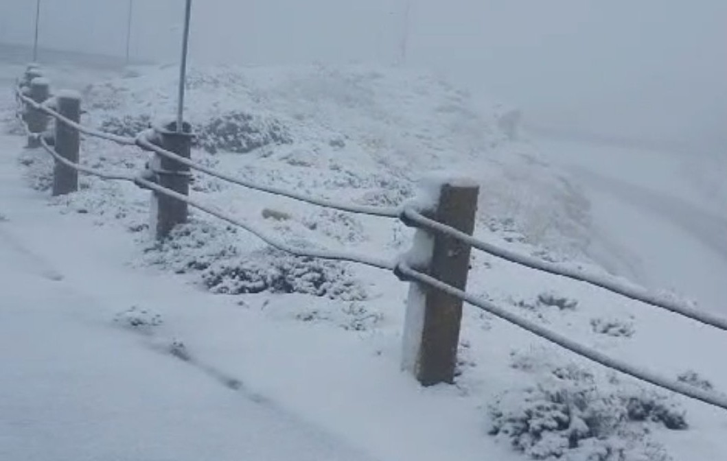La nieve vuelve a teñir de blanco el Puig Major. ALBERTO DARDER