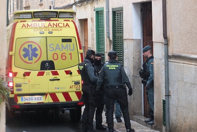 La Guardia Civil ha acordonado la calle Moragues, donde se había atrincherado el hombre. LA VEU DE SÓLLER