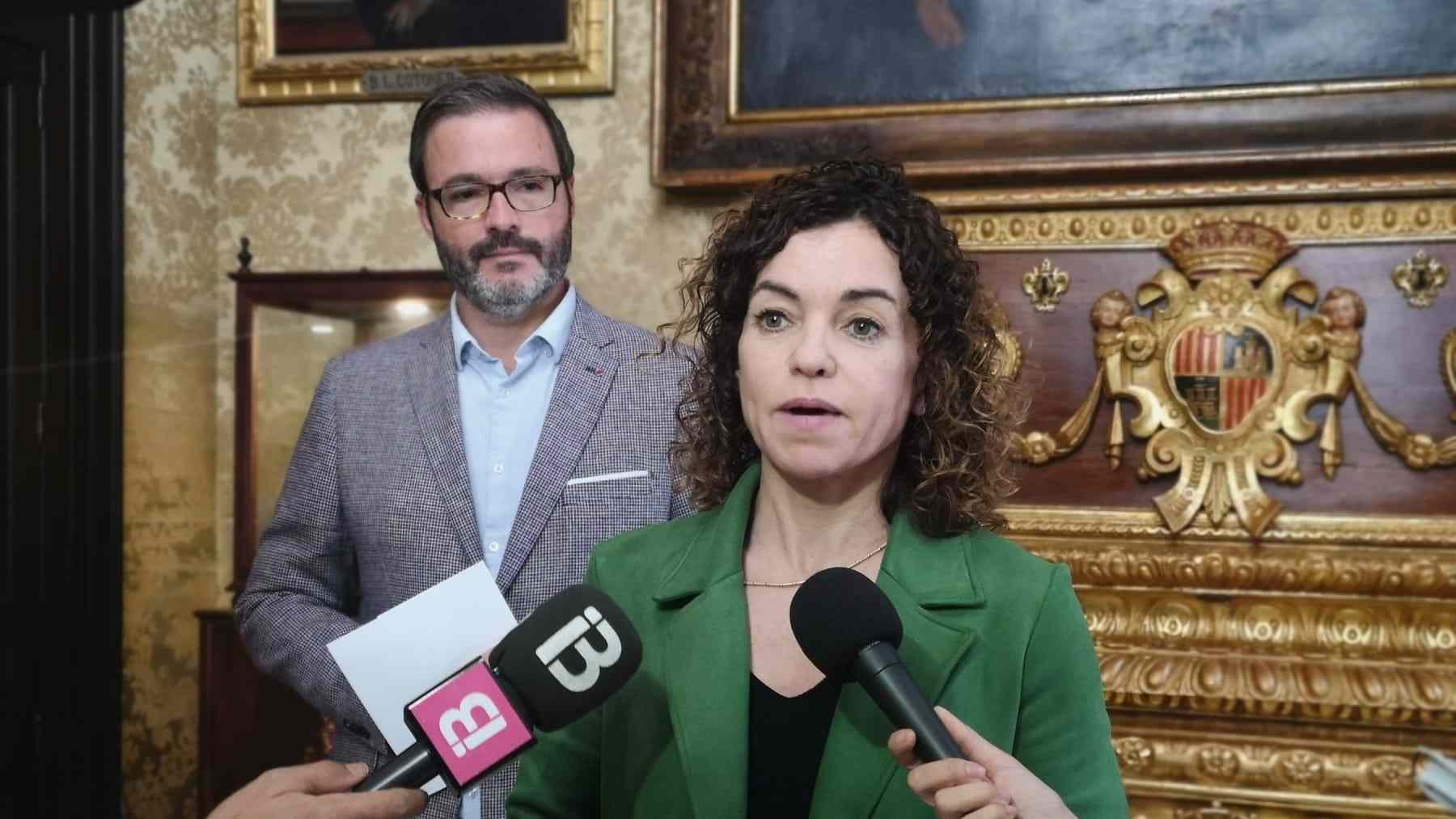La portavoz socialista de Palma, Rosario Sánchez, con el ex alcalde del PSOE de Palma, José Hila.
