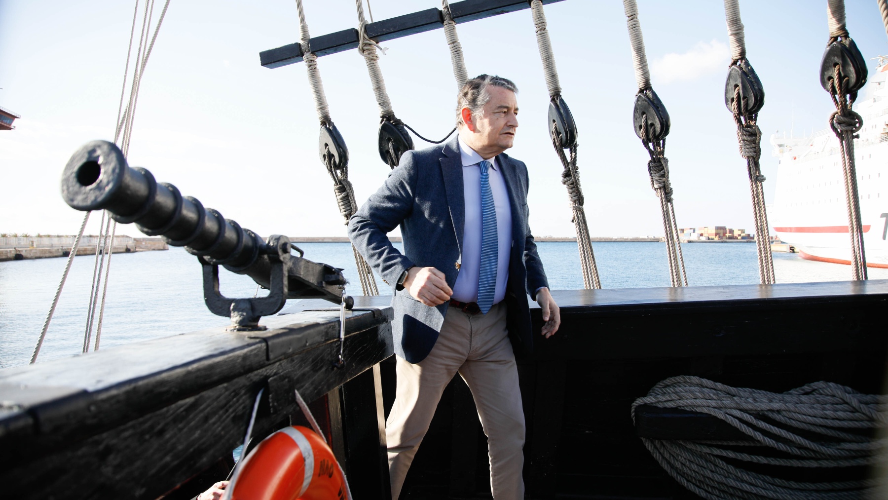 El consejero de la Junta Antonio Sanz visita la Nao Victoria en el puerto de Almería (EUROPA PRESS).