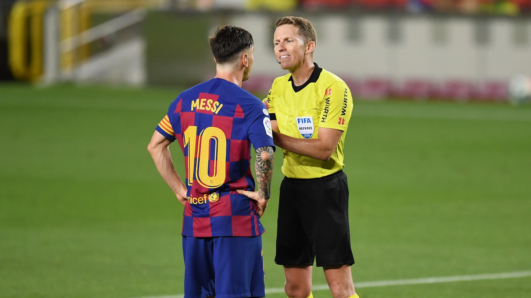 Hernández Hernández, con Messi, en un partido del Barcelona. (Getty)