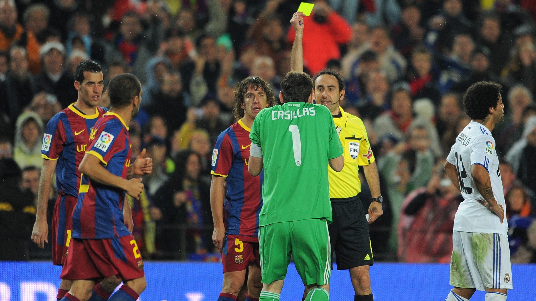 Iturralde saca una tarjeta amarilla a Casillas en el Clásico de 2010 en el Camp Nou. (Getty)