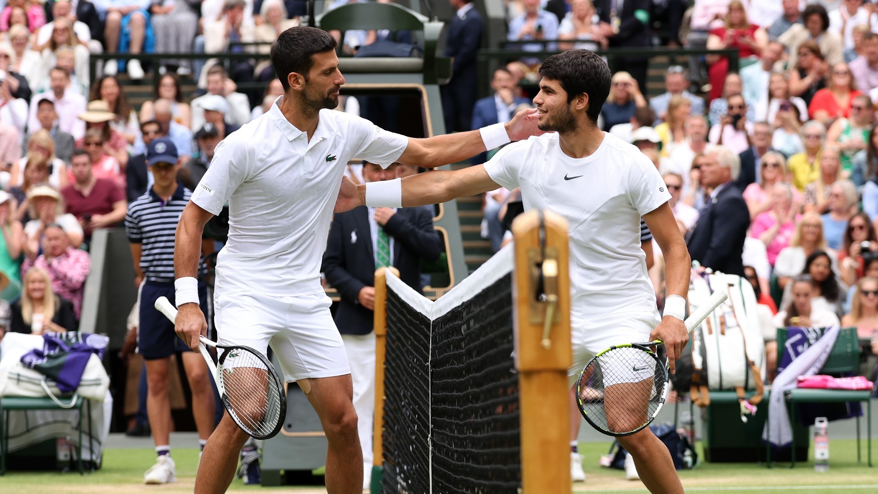 Novak Djokovic y Carlos Alcaraz, en Wimbledon. (Getty)