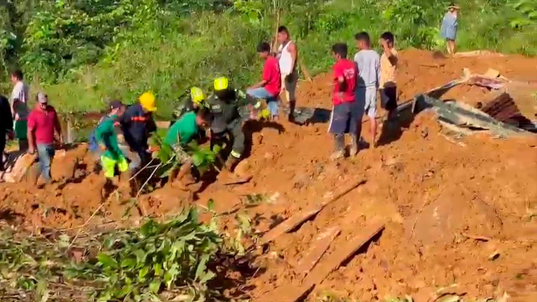 Al menos 33 muertos y 30 desaparecidos en un deslizamiento de tierra en Colombia