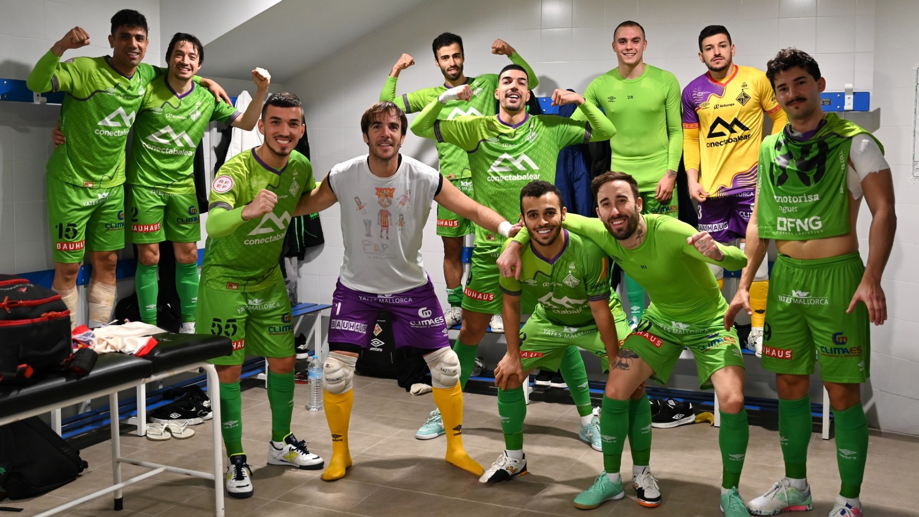 El Mallorca Palma Futsal celebra la victoria en el vestuario