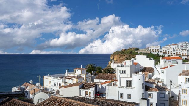 Escapada al Santorini portugués: alojamiento por 70 € y platos marineros por 10 €