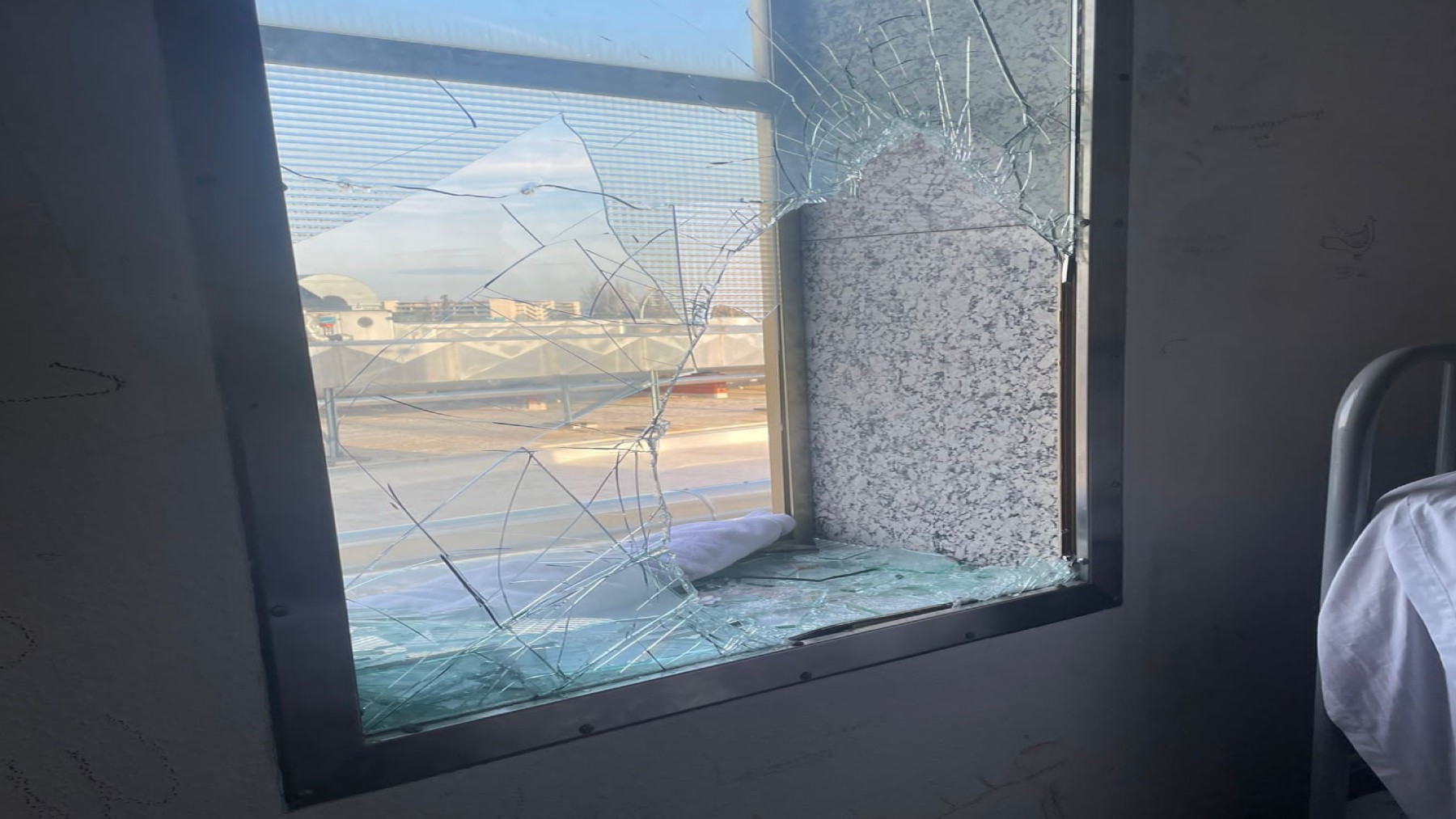 La ventana por la que se han escapado algunos de los 26 inmigrantes ilegales en el aeropuerto de Madrid-Barajas.