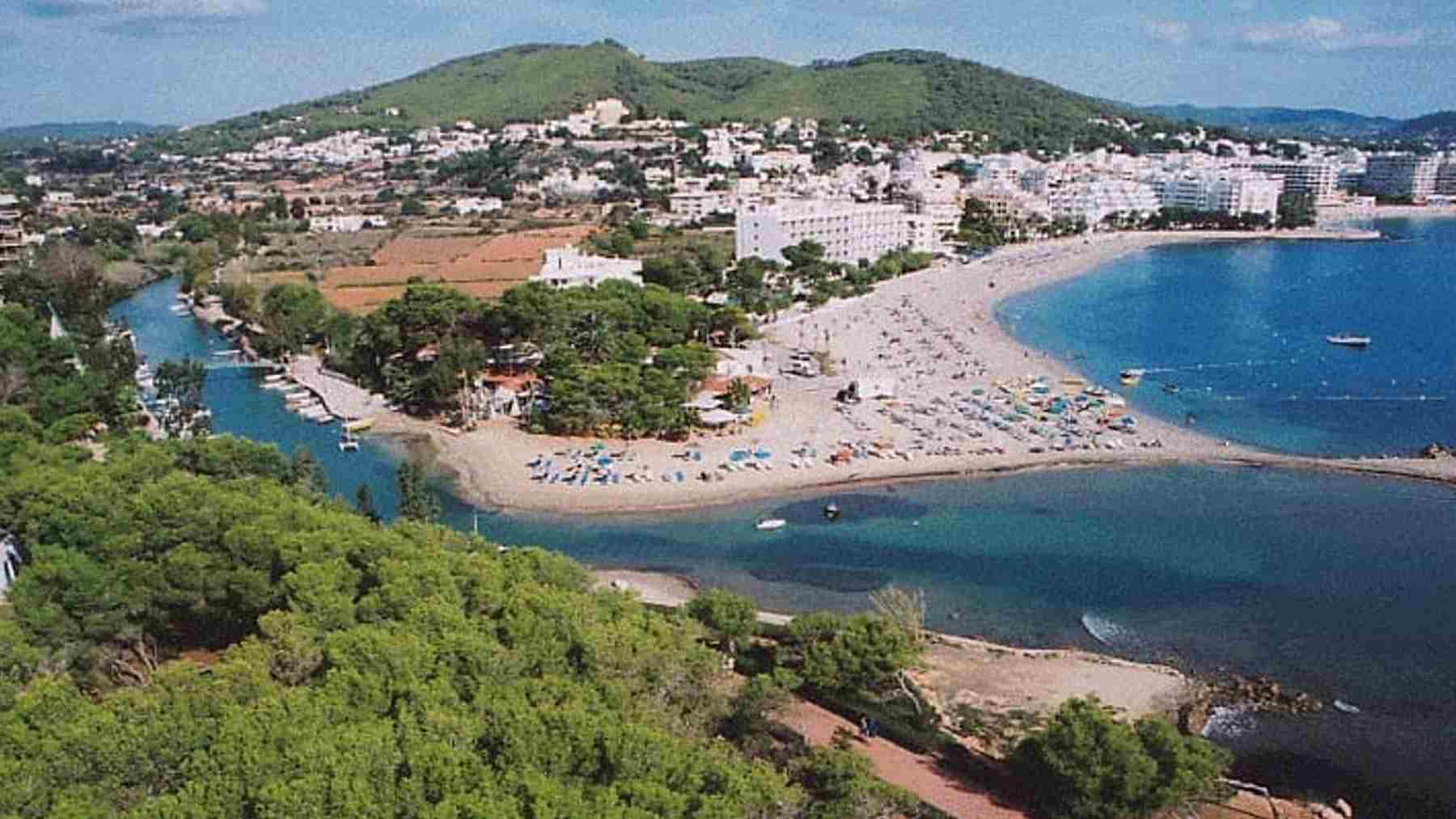 Vista aérea de la localidad de Santa Eulària des Riu en Ibiza.
