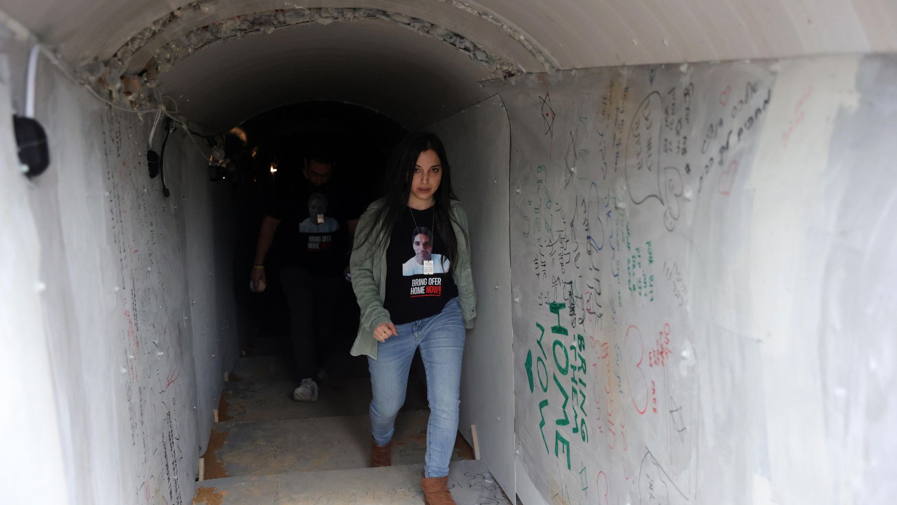 Familiares de los rehenes en la recreación del túnel de Hamás en Tel Aviv