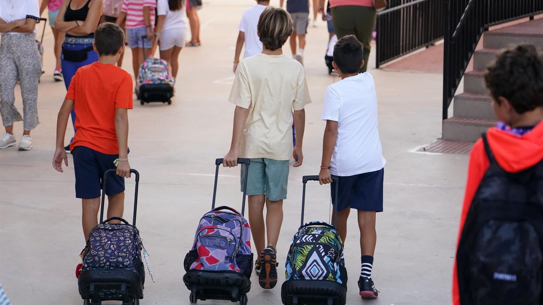 Alumnos se dirigen al colegio.