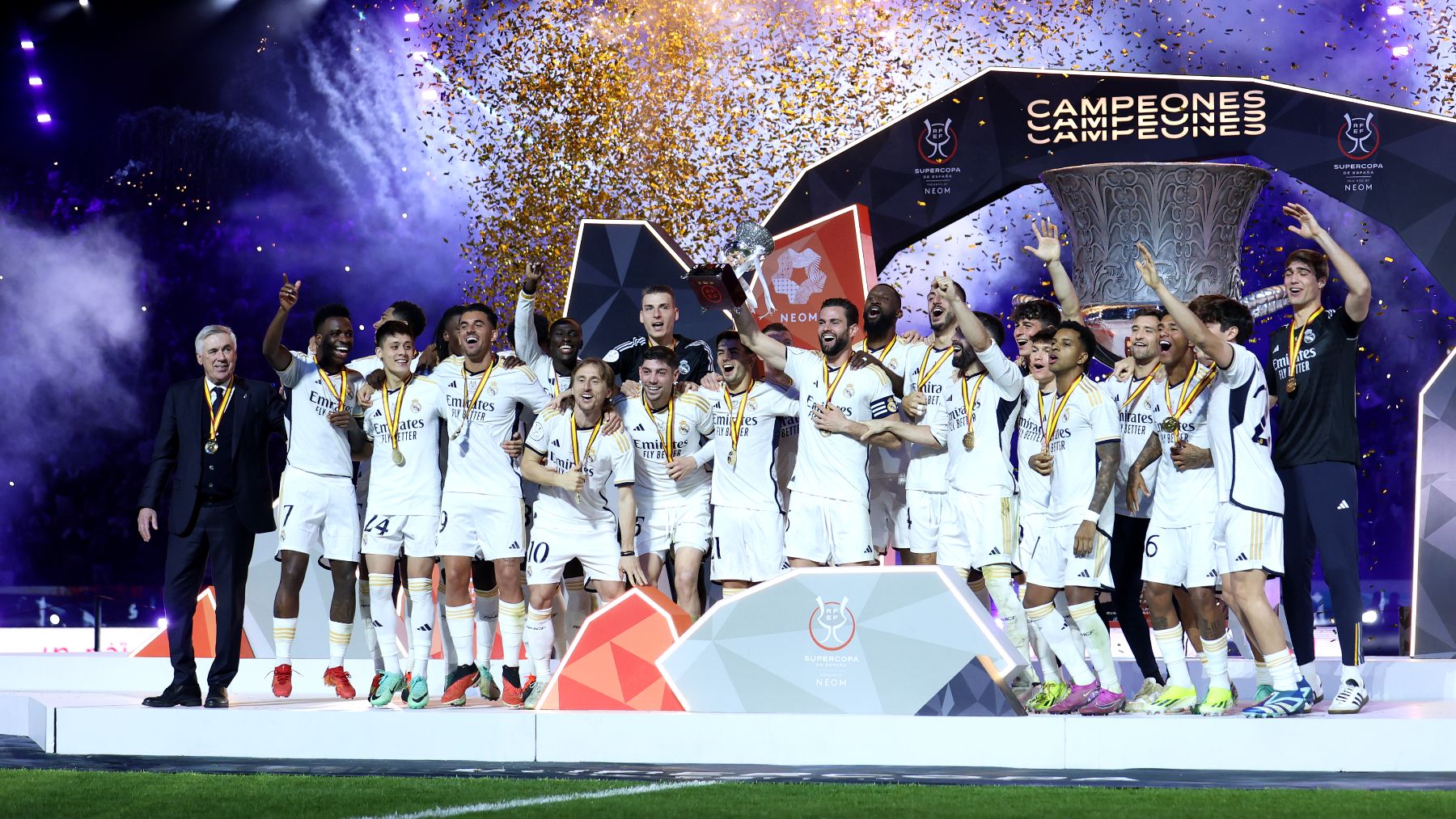 Los jugadores del Real Madrid celebran la Supercopa de España 2024. (Getty)