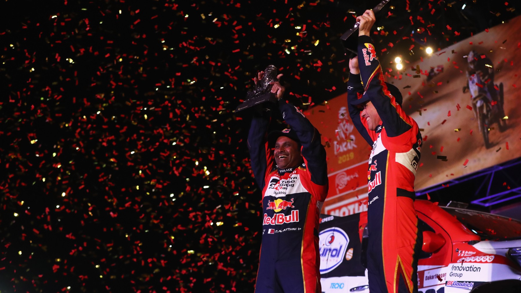 Nasser Al-Attiyah celebra uno de sus triunfos en el Rally Dakar. (Getty)