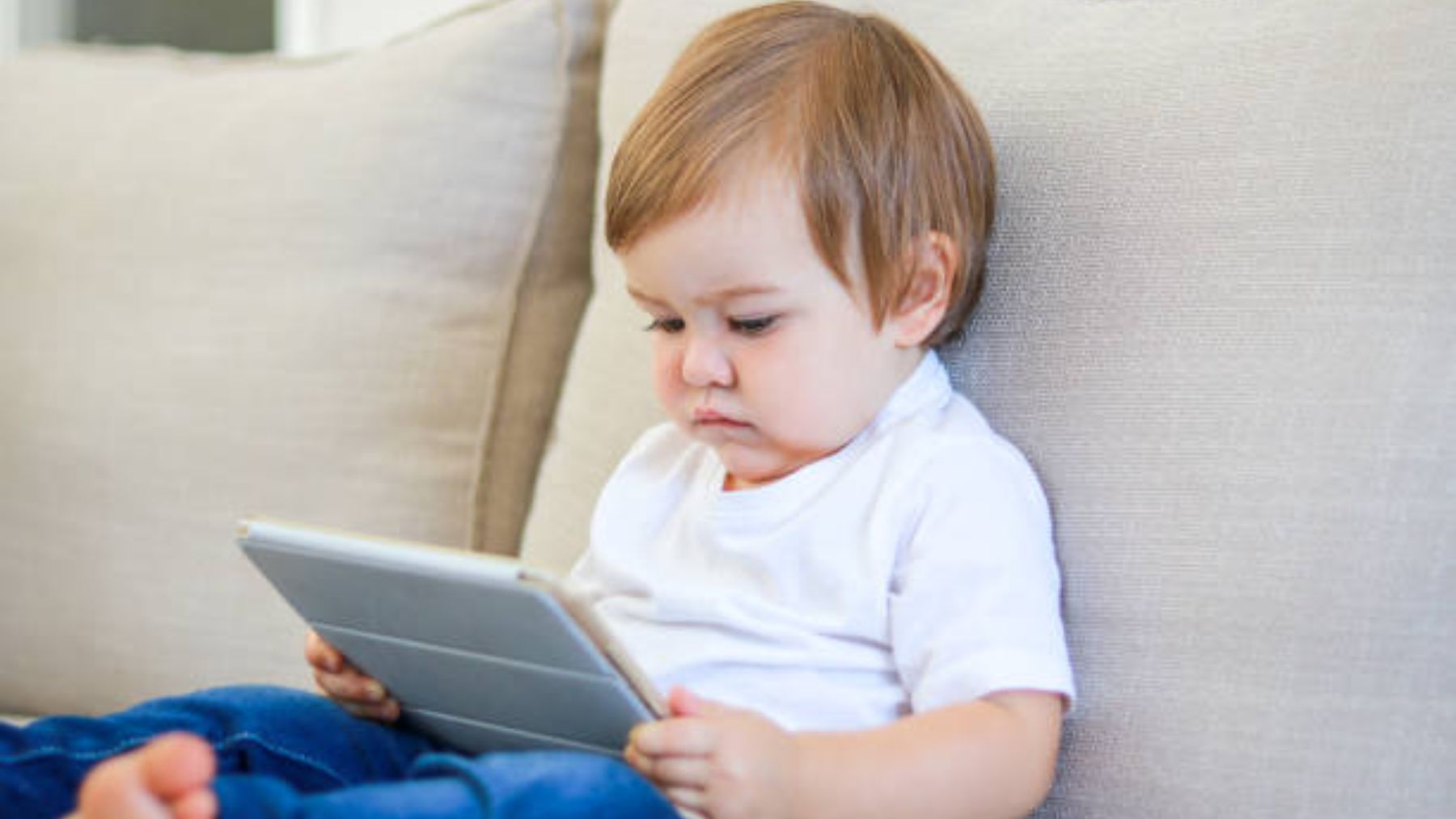 Descubre cómo el abuso de las pantallas afecta al desarrollo de los bebés