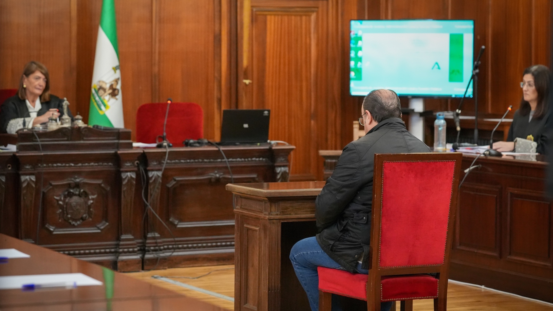 El acusado de dejar morir de hambre a su madre en un piso de Sevilla comparece en el juicio (EUROPA PRESS).