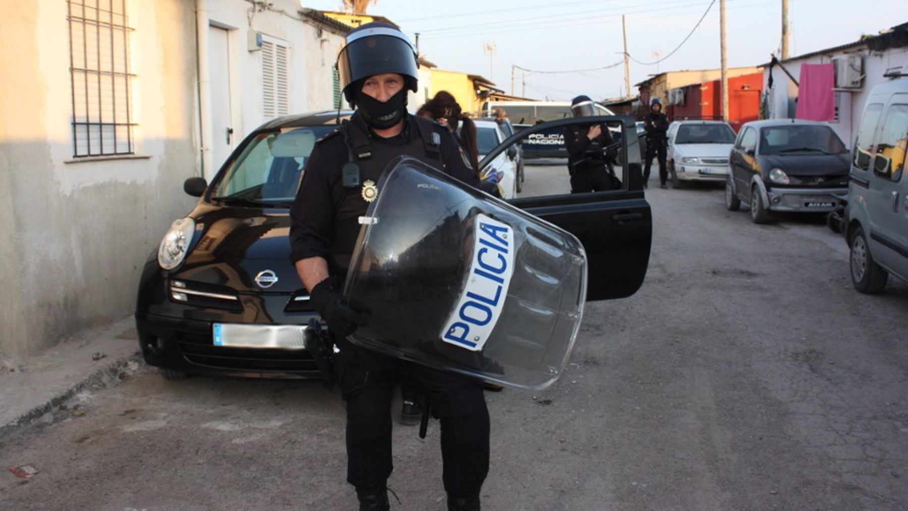 Un policía participa en un operativo contra el tráfico de drogas en Son Banya en Palma.