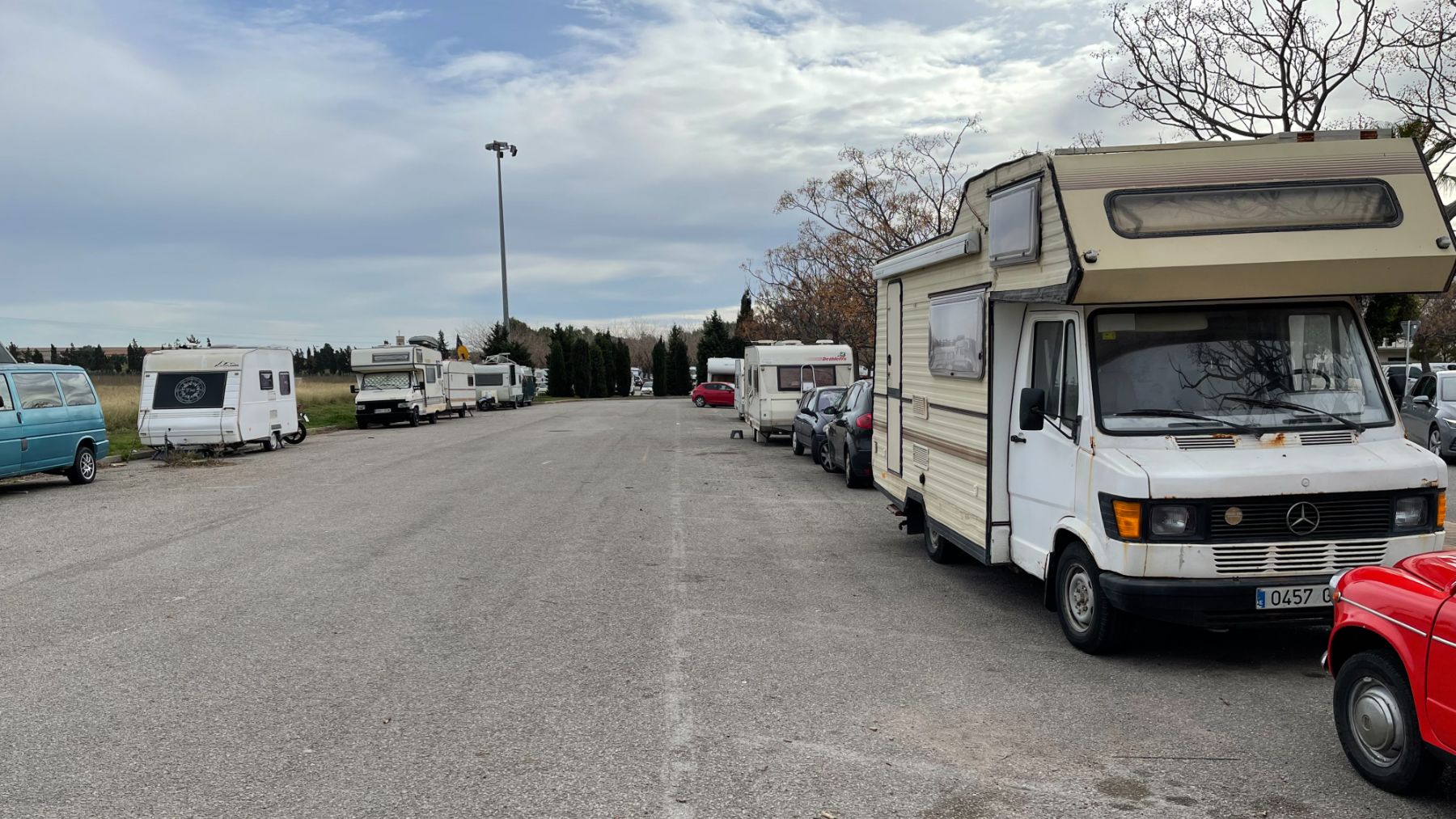 Autocaravanas en el aparcamiento de las piscinas de Son Hugo de Palma.