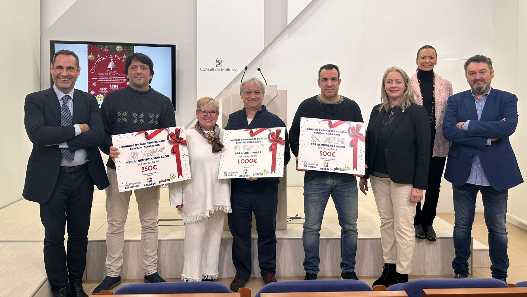 Foto de familia de los premiados en el concurso de escaparates organizado por el Consell de Mallorca.