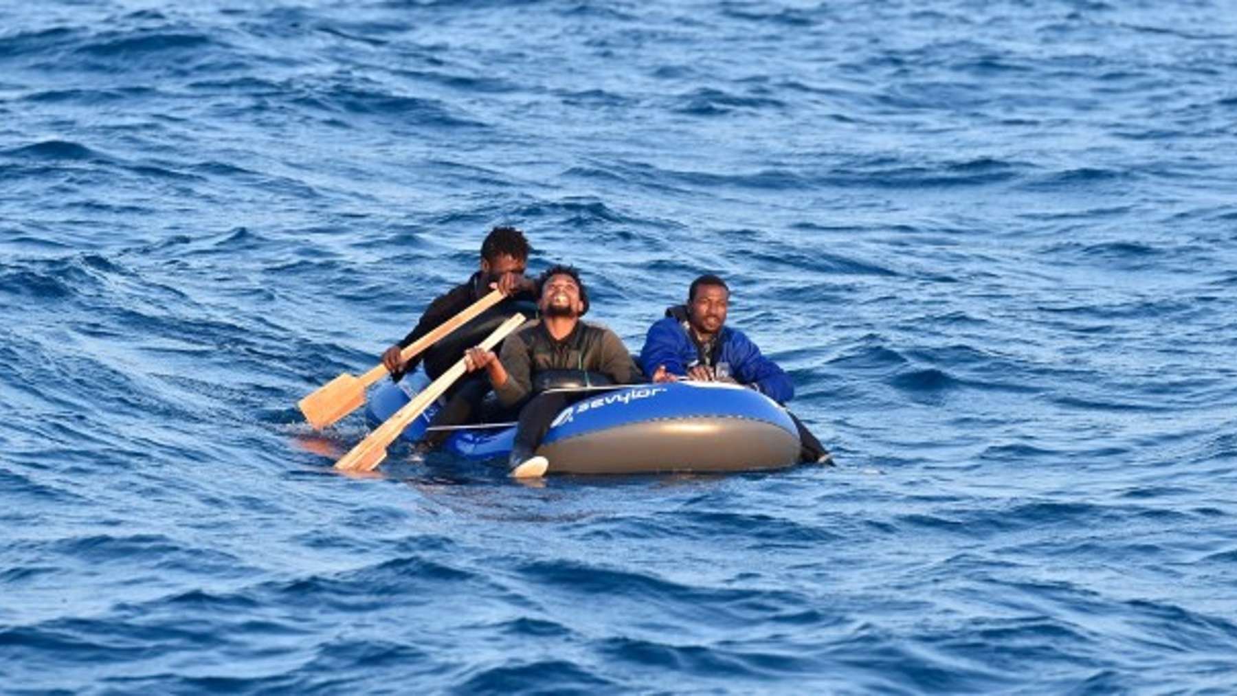 Inmigrantes ilegales en una balsa hinchable de tipo recreativo (SALVAMENTO MARÍTIMO).