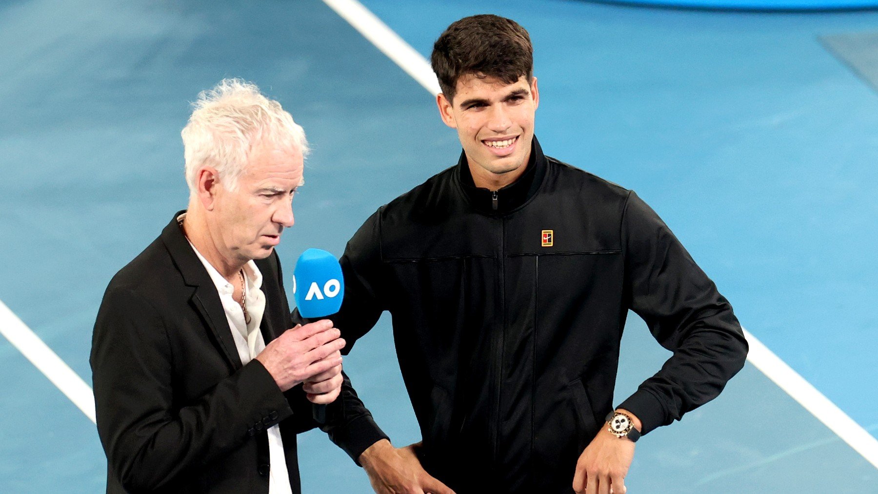 Carlos Alcaraz y John McEnroe, tras la victoria del español. (Getty)