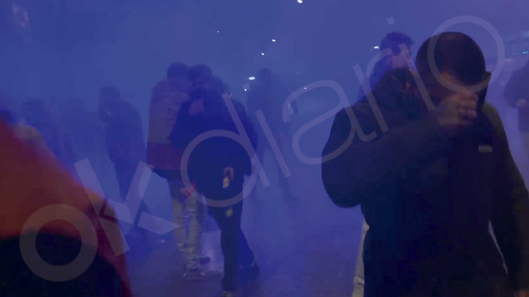 Imagen del gas lacrimógeno durante las protestas en Ferraz.