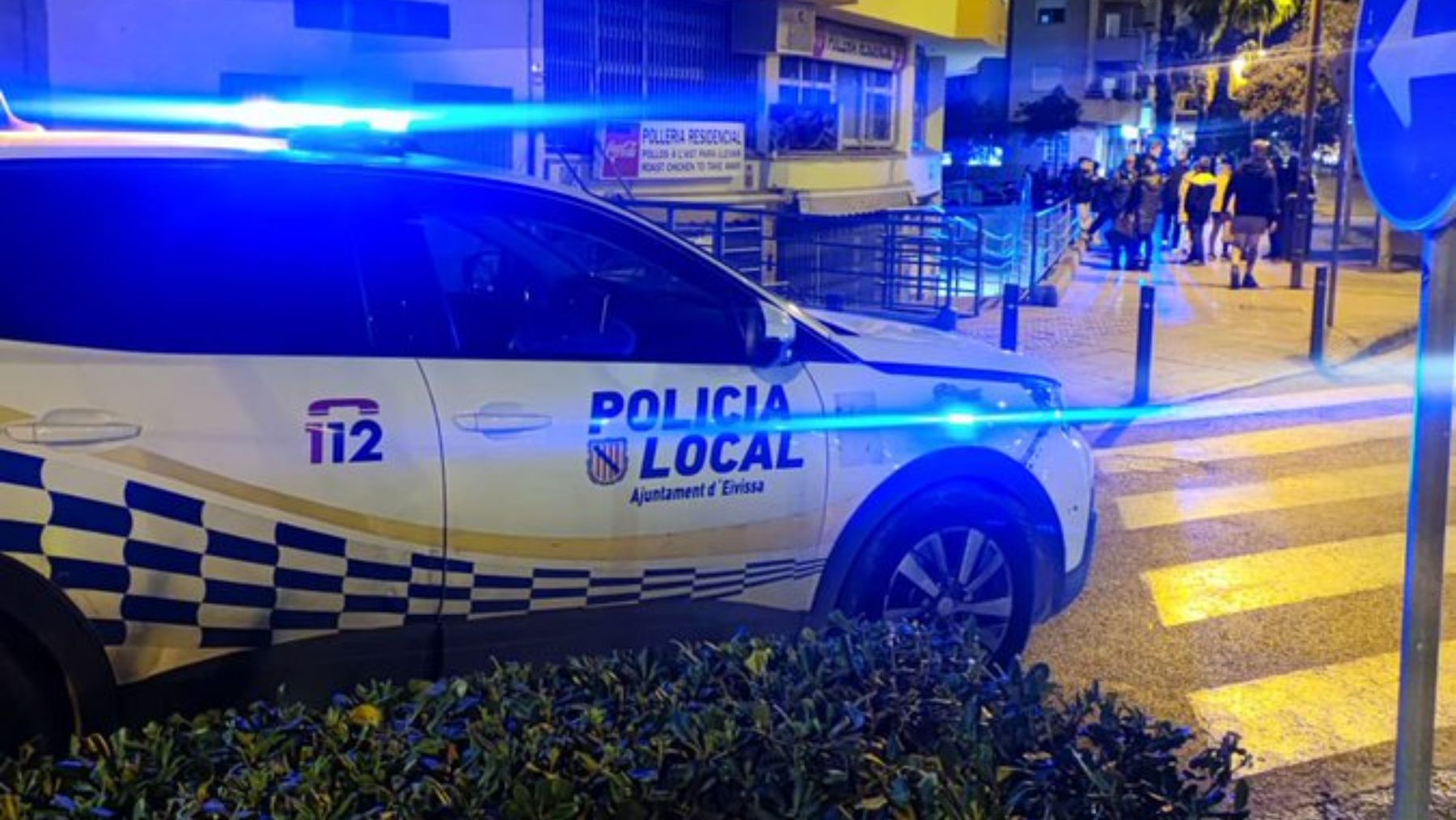 Una patrulla de la Policía Local de Ibiza en el lugar del accidente.