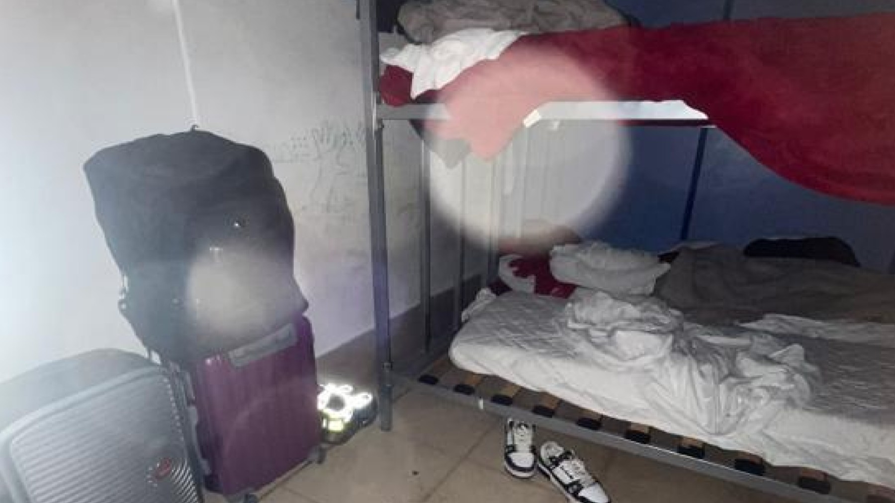 Imagen del interior de las salas desbordadas por la llegada de más inmigrantes ilegales al aeropuerto de Madrid-Barajas.
