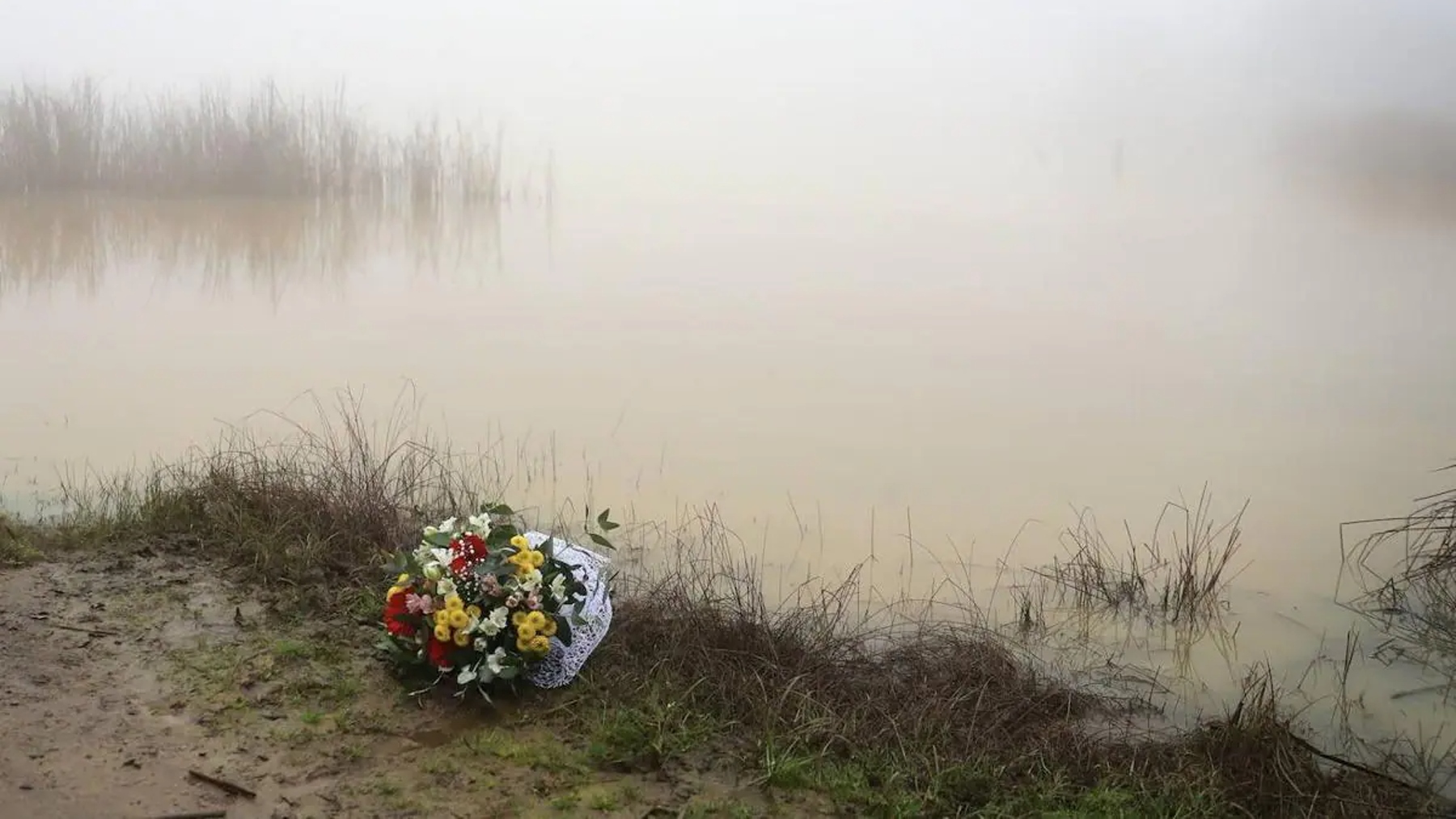Flores en el lago de la base de Cerro Muriano donde murieron ahogados dos militares (MINISTERIO DE DEFENSA).