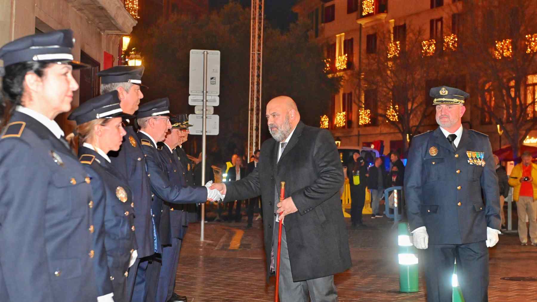 El alcalde de Palma, Jaime Martínez y Guillem Marcaró, pasan revista a una unidad de la Policía Local.