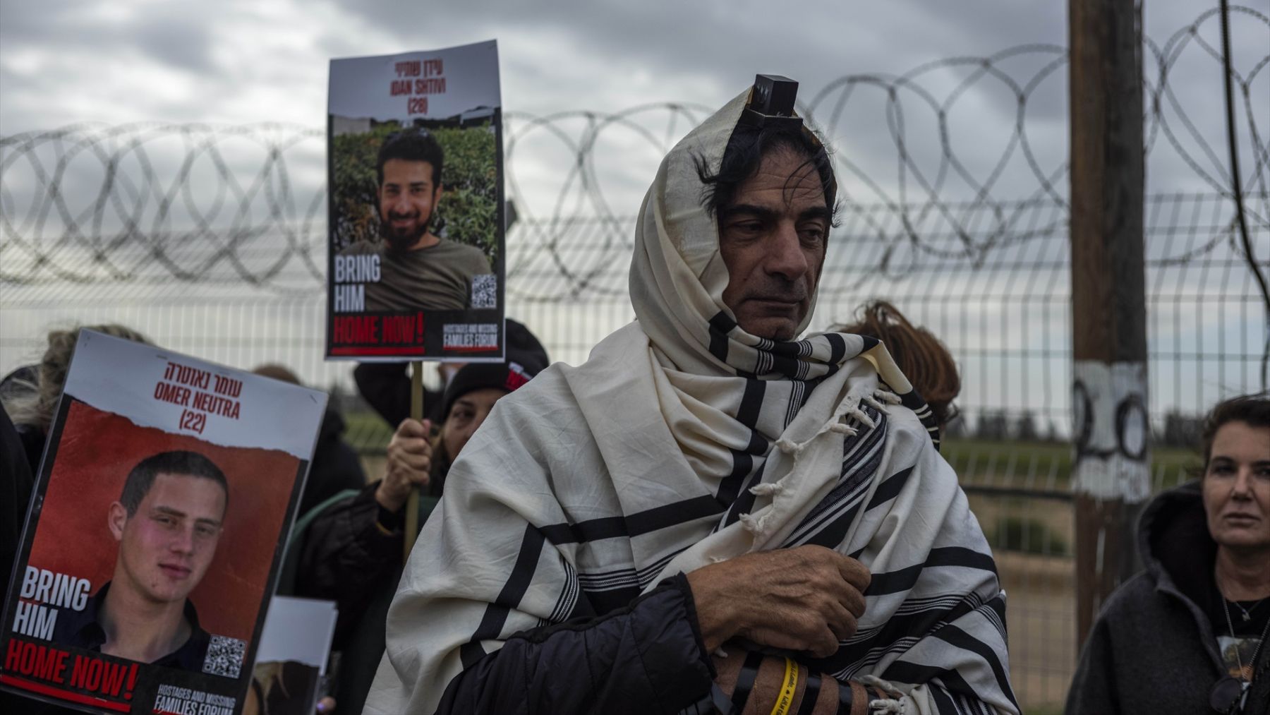 Las familias de los rehenes israelíes retenidos por Hamás participan en una protesta en la frontera (Foto: Ilia Yefimovich)