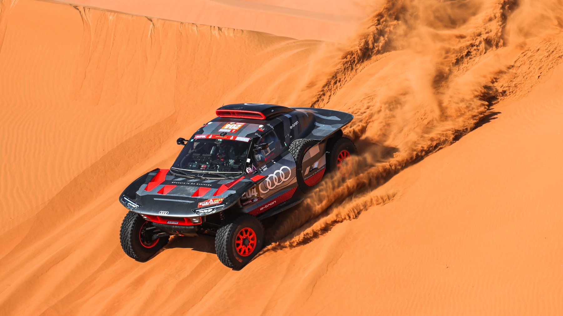 Carlos Sainz supera una duna en el Dakar. (Audi)