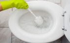 Ni vinagre ni bicarbonato: el truco de los hoteles para eliminar las manchas amarillas del váter