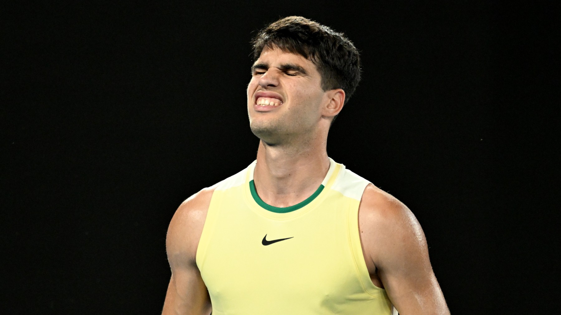 Carlos Alcaraz, tras perder un punto en el Open de Australia. (EFE)