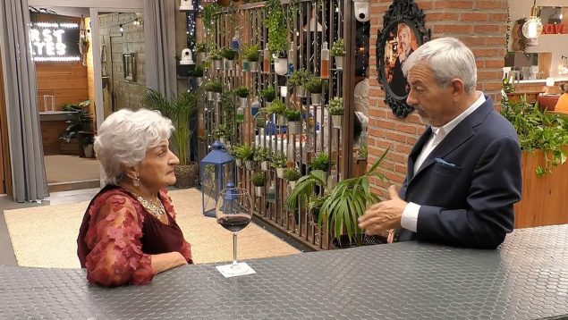 Carlos Sobera con una soltera de 94 años en First Dates.