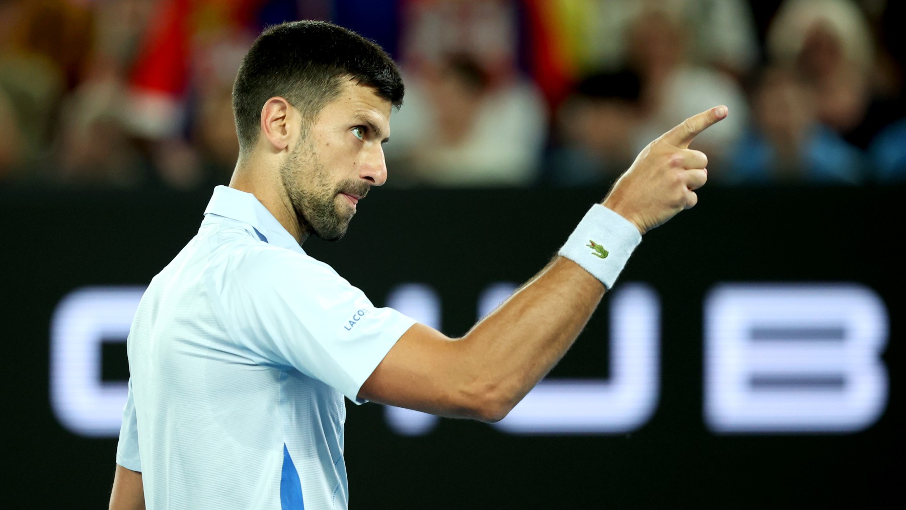 Novak Djokovic señala al público en el partido ante Popyrin. (Getty)