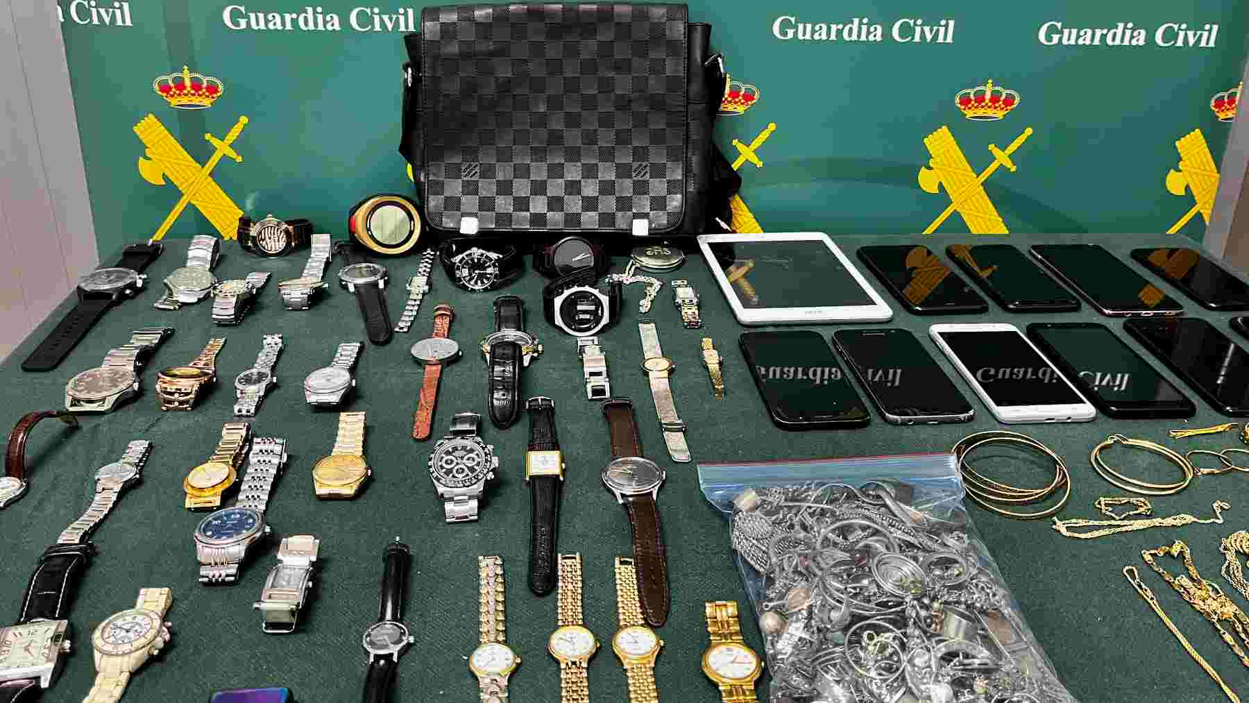 Algunos de los objetos robados encontrados en el domicilio del ladrón. GUARDIA CIVIL