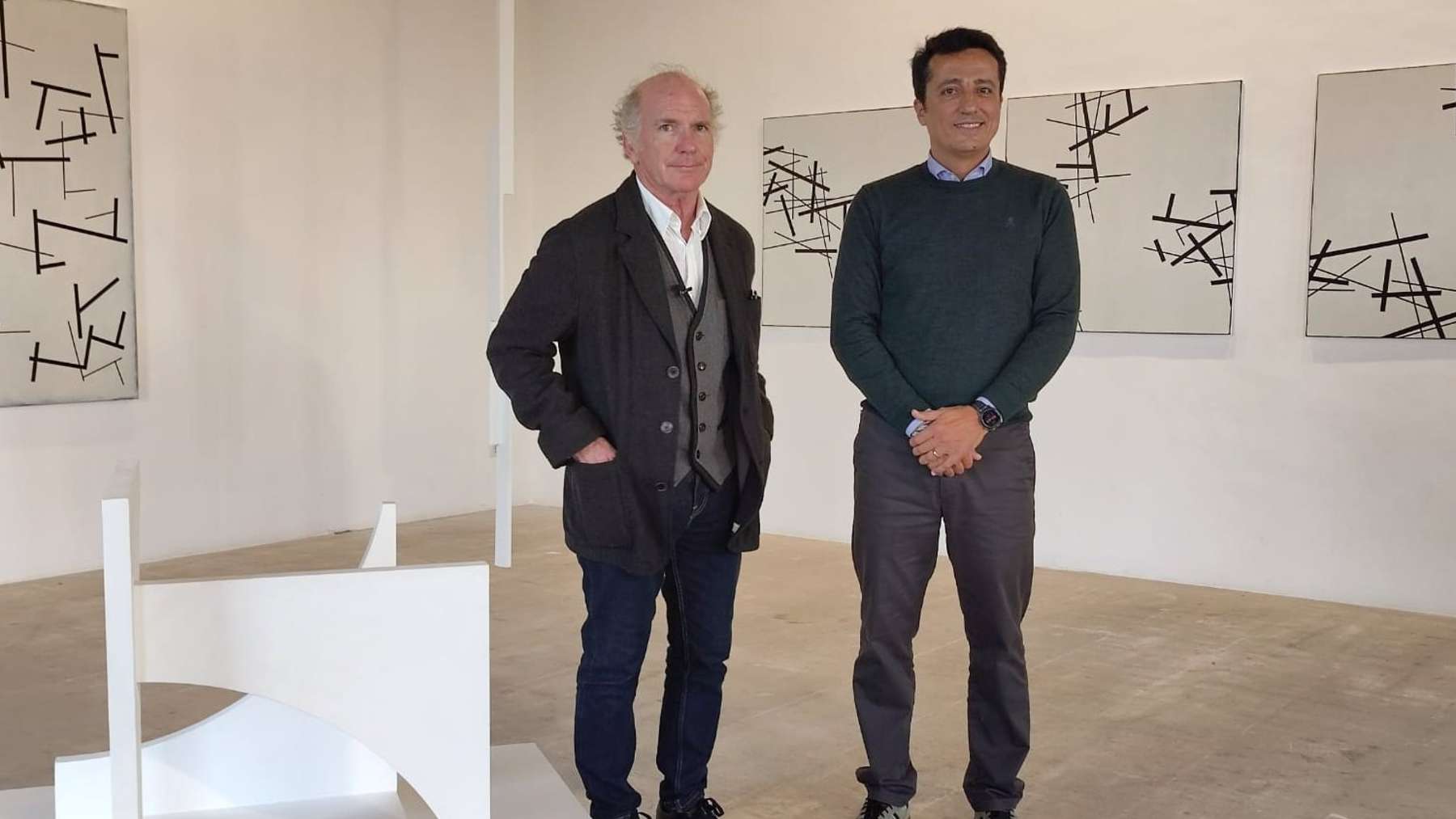 El artista balear Ñaco Fabré y el decano del Coaib Bernat Nadal en la presentación de la exposición ‘Dar a ver’. EUROPA PRESS