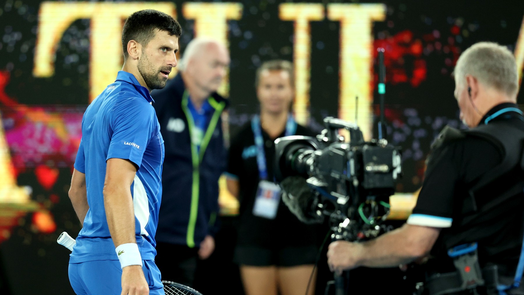 Novak Djokovic mira desafiante en el Open de Australia. (Getty)
