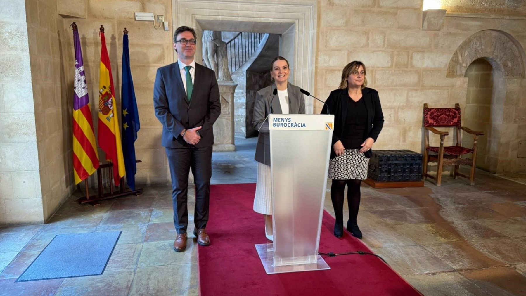 Marga Prohens, en declaraciones a los medios acompañada de Antoni Costa y Maria Estarellas. (EP)