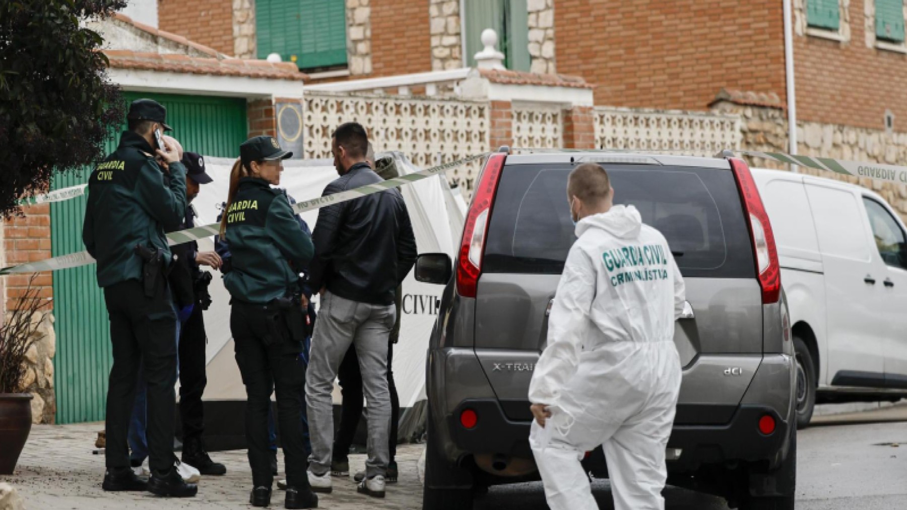 La Guardia Civil inspecciona la vivienda del triple crimen de Morata de Tajuña.