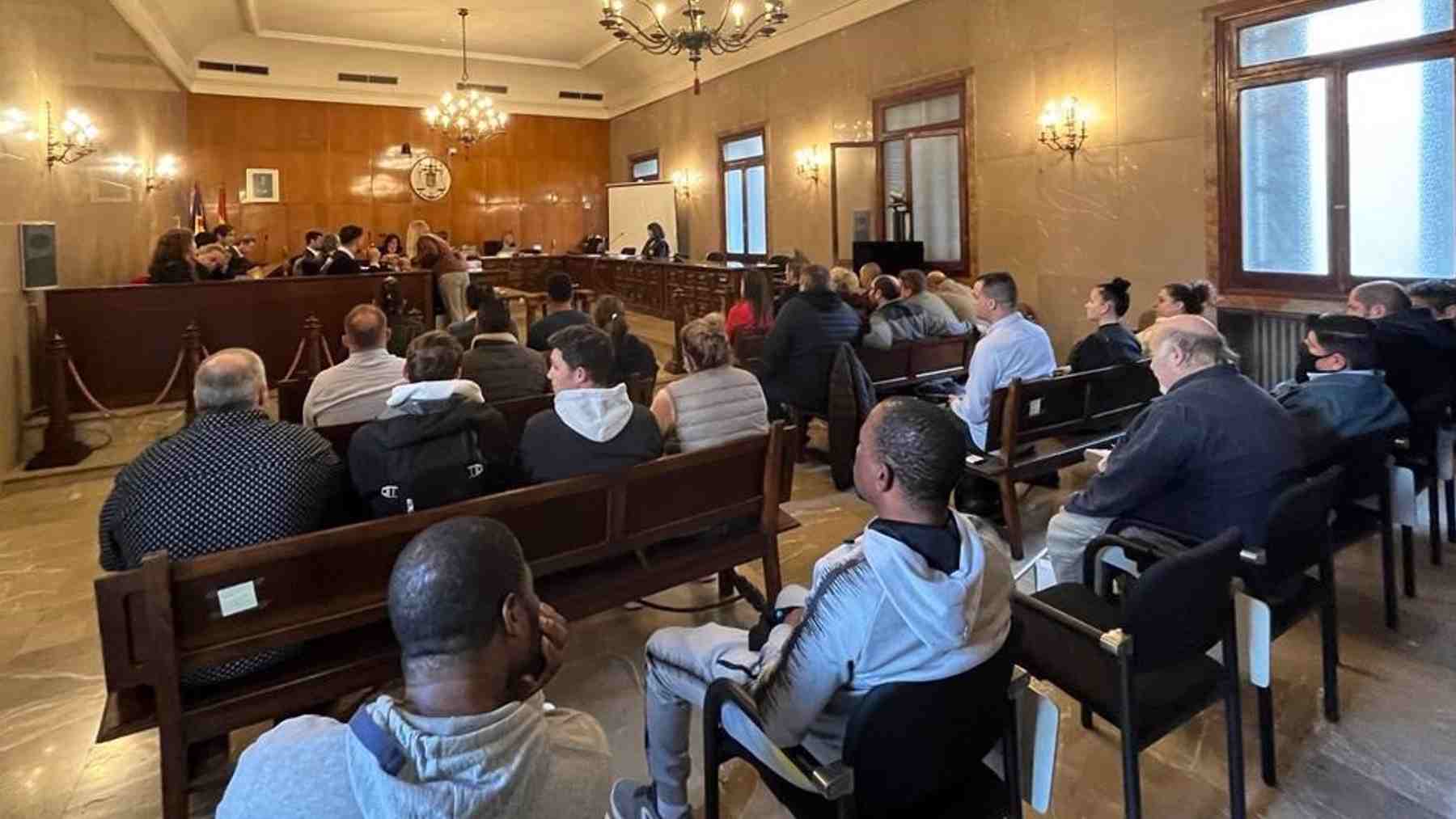 Los 27 acusados en la sala de vistas de la Audiencia Provincial. EUROPA PRESS
