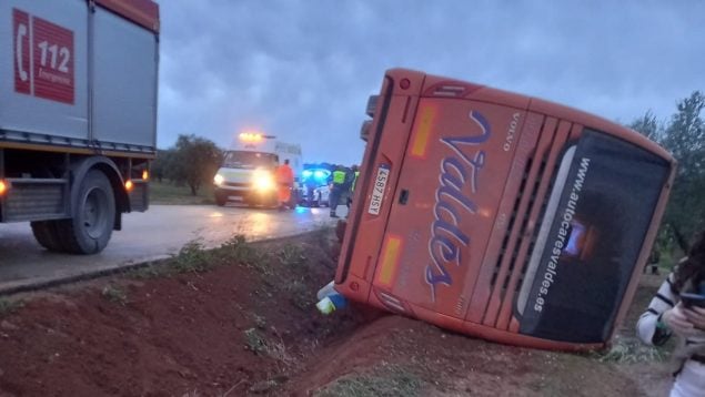 Cuatro menores heridos tras volcar un autobús escolar con 35 niños en Estepa (Sevilla)